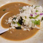 焼きあご煮干しらぁめん とびうお - 半分はスープに