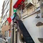Ebi Ichi - 路地裏に鉄階段。イタリア国旗。