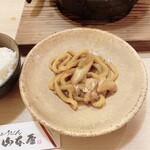 山本屋 - 山本屋の系列店では、鍋蓋を取り皿に使います