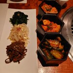 よろにく - キムチの盛り合わせ　三種のナムル