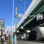 森田屋 - 牛巻町交差点をわたります。栄や、金山にはこのファミマ真ん前のバス停から直接行けます