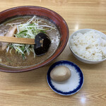 ラーメン むてっぽう - 醤油ラーメン800円　味玉40円 麦ご飯小150円