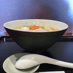 食煅 もみじ - 丼の形や雰囲気が、これまでと違う。