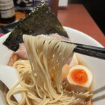 酒肴場 屯 - 三河屋製麺の細ストレート麺