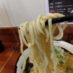 俺の中華たなか家 - 麺リフト⤴️自家製麺にスープがシッカリ絡んてきます(*^^)v