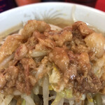 ラーメン二郎 - ミニ（650円）＋豚追加（250円），味薄め，野菜少なめ，脂