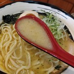 俺の中華たなか家 - スープ蓮華リフト⤴️白味噌系の優しい味噌味(^^)d