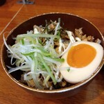 俺の中華たなか家 - 「チャーシュー」「味玉」「白髪葱」の三色丼❗
