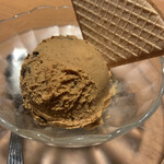 Ishiyaki Suteki Zei - アイスクリーム  コーヒーかと思いきや、キャラメルと中の黒いのはチョコレート
