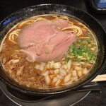 Menjarasu Ke - カレー白湯ら〜めん。
                        フライドオニオンがストレッチプラムのように麺に絡みつく━━━━っ！！