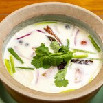 鶏肉のココナッツミルクスープ「トム・カー・ガイ」★☆☆