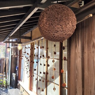 昭和初期の風情を堪能できる入口すぐの軒先です。