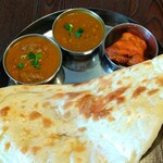 Robin's Indian Kitchen - カレー2種 チキンティッカ ナン