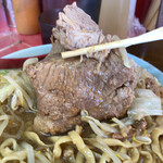 ラーメン 富士丸 - かなり大きい豚リフト。柔らかいです。