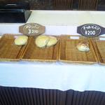 プラス１ - 陳列ケース（１２時前なのに残り少ない）