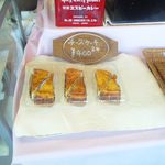 プラス１ - 陳列ケース（テーブルの上の籐の籠）