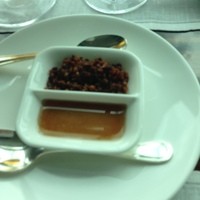 中国料理 「チャイナブルー」 コンラッド東京 - 手前がハチミツを使った甘いソース、向こうが辛いソース