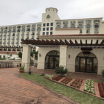 ホテル日航アリビラ - こちらがラウンジ　シーリングファンが優雅な空間を演出しています