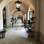 ホテル日航アリビラ - ラウンジにつながる廊下