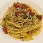 アマルフィイ ノベッロ - 釜揚げしらすと季節野菜のビアンコ スパゲッティーニ　ゆず風味