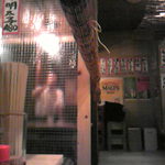 京都酒場赤まる - 男性がグビグビっと美味しそうに呑んでおられますね♪