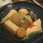 ワインカフェ 月 - おでん盛合わせ（\880（外税））、中心に大根、上から時計周りで玉子、こんにゃく、はんぺん、がんも、厚揚げ、ちくわぶの7品種盛り。なぜか1品多いw