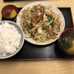 ドライブイン幸華 - モツ炒め定食。900円。