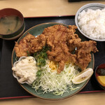 ドライブイン幸華 - 唐揚げ定食。870円。