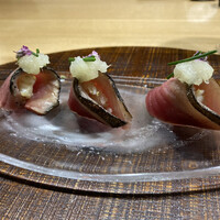 十皿 - ヤイトガツオの炭炙り　手まり寿司風　★★★☆☆