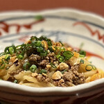 中華寝台 - この汁ナシ坦々麺、たまらん…
      その風味はもちろん、ナッツによる食感のアクセントに、もちもちの太麺が絶品！
      この坦々麺で専門店やっても、十分やっていけそう（笑）。