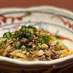 中華寝台 - この汁ナシ坦々麺、たまらん…
      その風味はもちろん、ナッツによる食感のアクセントに、もちもちの太麺が絶品！
      この坦々麺で専門店やっても、十分やっていけそう（笑）。