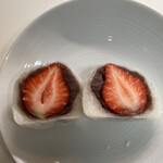 高松屋 - 大きな大きな苺。甘い甘い苺。こし餡、なめらかで甘いの。お餅がびよーんです。苺大福330円。