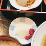 Iroha - レンコン、にんじん、里芋の煮物