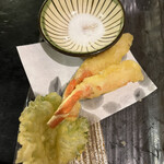 まるごと北海道 - 蟹天ぷら。何の種類でしょうか？　後でいただいたタラバガニ天ぷらは、見事な迫力でしたので、そちらをお勧めします。