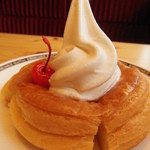 Komeda Kohi Ten - シロノワール（ミニ）￥３９０　　冷たいソフトクリームと温かいデニッシュパンとのコラボ