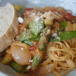 イロナキカゼ - ［2013.05］パスタと自家製パン。今日はトマトとインゲン、アスパラなど。