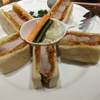 厳選洋食さくらい - 普通は6切ですが、5人で行ったら人数に合わせて5切でした