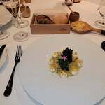 ラ・ベ - 帆立貝柱のマリネ 　フルールドセル 
      　カリフラワークリーム 　柚子ヴィネグレット⁡