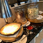 テーブル36 - パンプリン（左）と瓶詰めされた割チョコ