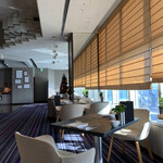 テーブル36 - 奥行きを感じる広々とした店内