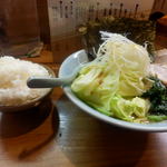 横浜家系らーめん三元 - サービスのご飯大盛と一緒に♪