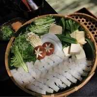 奥貴船 兵衛 - ザルにたくさんの鱧。これだけ二人で食べれば充分すぎ。