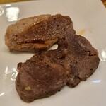 酒飯増亭 - ⑦猪肉【股肉&バラ肉】(広島県庄原産)ロースト
            臭みではなく野生的な香り
            股肉は筋肉質で肉の旨みが濃い
            バラ肉は脂がのりジューシー
            この時期はドングリを食べており美味しい