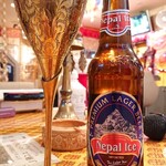 ヒマラヤナイト - 素敵グラスの中身はククリラム。お隣はネパールビール。美味しい。