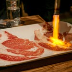 Yonjuunanatodoufukennonihonshu Seizoroi Fujikishouten - 霜降り和牛の炙り肉