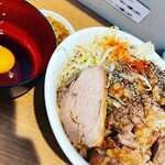 ラーメン荘 地球規模で考えろ - 汁なし小＋生卵