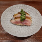 鳥匠 いし井 - 脛肉(熊野地鶏)のタタキ、サルサベルデソース載せ