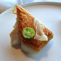 メゾン ケイ - Voyage：金目鯛の鱗焼き、マイクロきゅうりのピクルス、レモンのピクルス