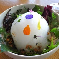 メゾン ケイ - Voyage：庭園風季節のサラダ、クランブルをトッピング