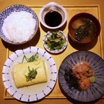 釣宿酒場マヅメ - 釣宿マヅメ定食(1,000円)
            赤魚の西京焼き･海鮮爆弾のりゅうきゅう
            貝だしおでん出汁巻き･白ご飯･香の物･あおさ汁